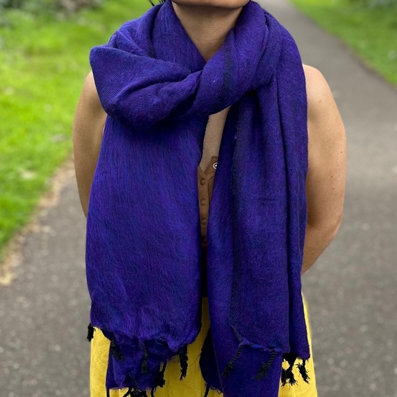 Himalayan yak wool shawl/wrap/scarf/blanket handmade in Nepal. Warm Soft Light. - Picture 5 of 9